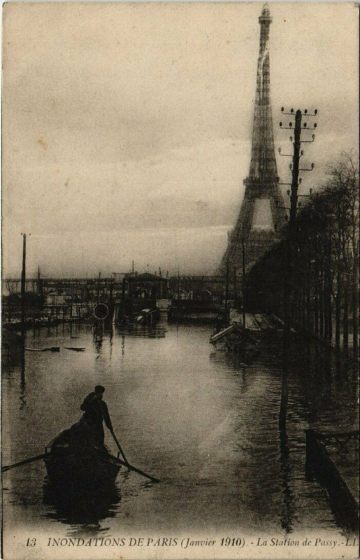 Carte postale ancienne Inondations de Paris (Janvier 1910) - La Station de Passy à Paris 15e
