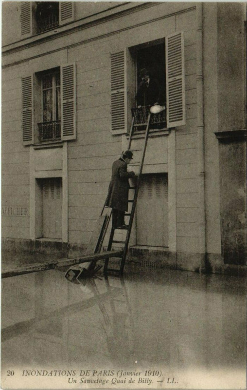 Carte postale ancienne Inondations de Paris (Janvier 1910) - Un Sauvetage Quai de Bill à Paris 16e