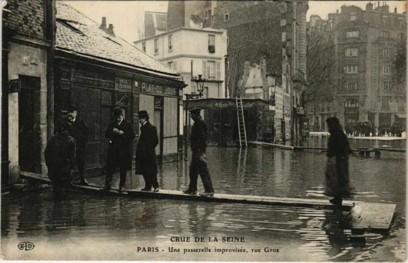 Carte postale ancienne Crue de la Seine - Une passerelle improvisée, rue Gros à Paris 16e