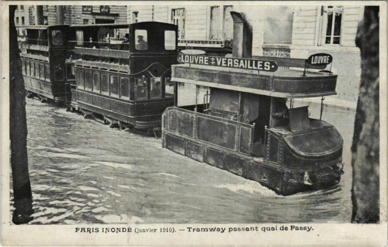 Carte postale ancienne Paris inondé (janvier 1910) - Tramway passant quai de Passy à Paris 16e
