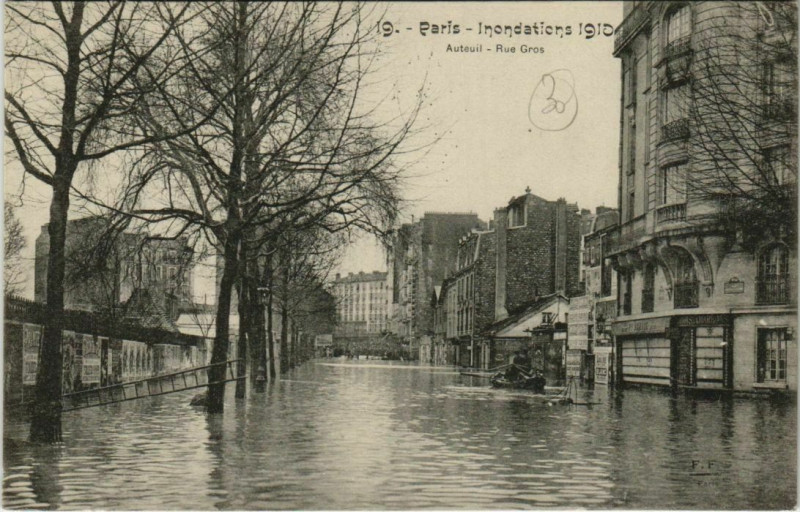 Carte postale ancienne Inondations 1910 - Auteuil - Rue Gros à Paris 16e