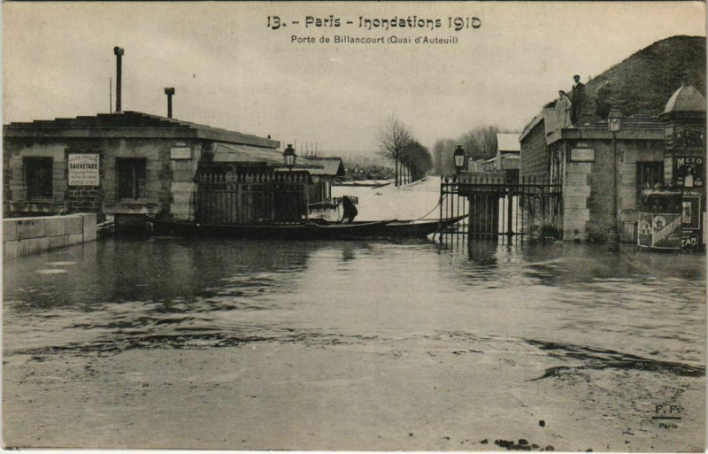 Carte postale ancienne Inondations 1910 - Porte de Billancourt (Quai d'Auteuil) à Paris 16e