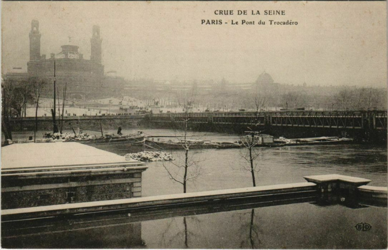 Carte postale ancienne Crue de la Seine - Le Pont Du Trocadero à Paris 7e