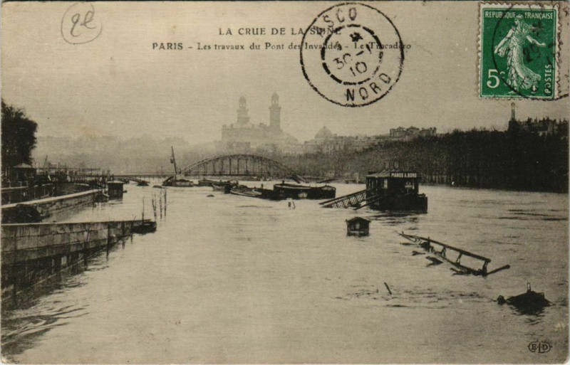 Carte postale ancienne La Crue de la Seine - Les travaux du Pont des Invalides - Le Trocadéro à Paris 7e