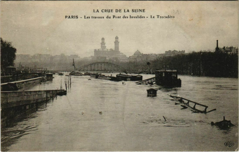 Carte postale ancienne La Crue de la Seine - Les travaux du Pont des Invalides - Le Trocadéro à Paris 7e