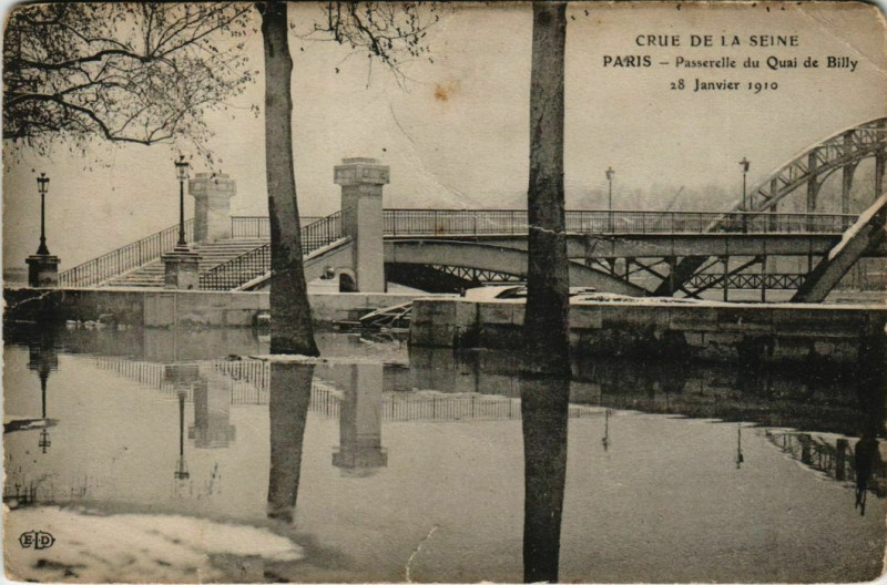 Carte postale ancienne Crue de la Seine - Passerelle du Quai de Billy à Paris 16e