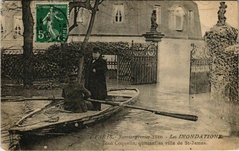 Carte postale ancienne Janvier-février 1910 - Les inondations - Jean Coquelin quittant sa villa de Saint-James à Neuilly-sur-Seine