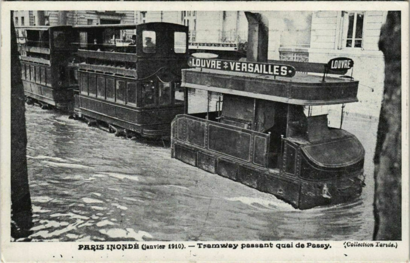 Carte postale ancienne Paris inondé (janvier 1910) - Tramway passant quai de Passy à Paris 16e