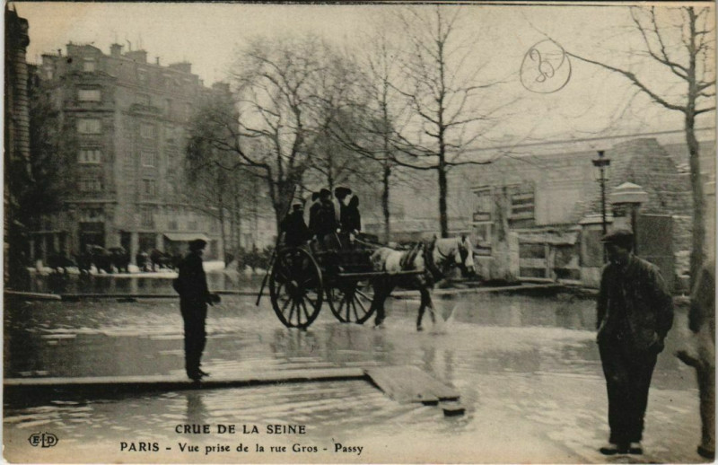 Carte postale ancienne Crue de la Seine - Vue prise de la rue Gros - Passy à Paris 16e