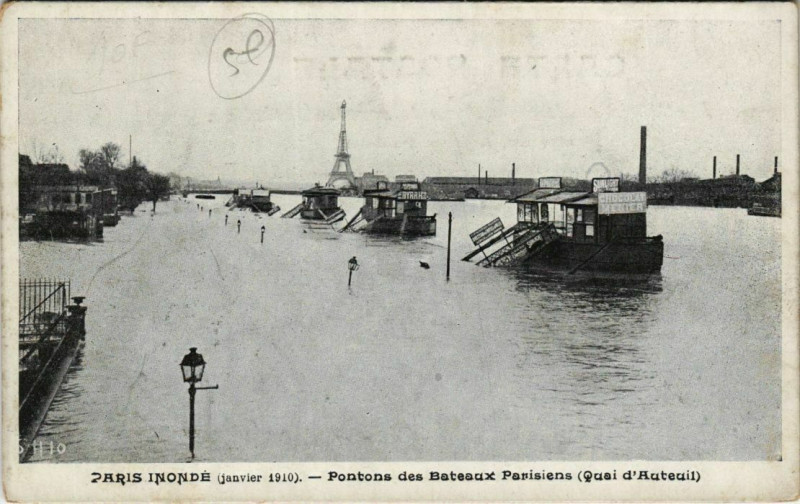 Carte postale ancienne Paris Inondé (janvier 1910) - Pontons des Bateaux Parisiens (Quai d'Auteuil) à Paris 16e