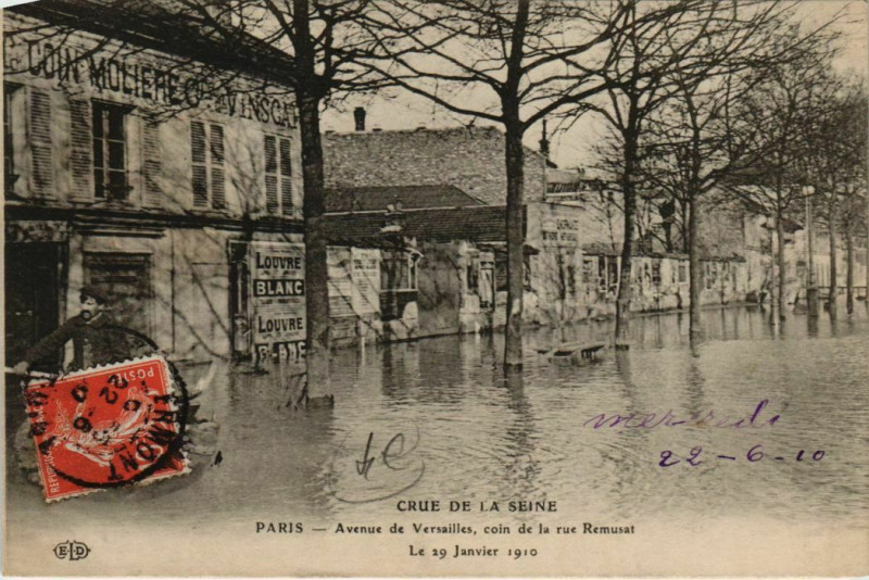 Carte postale ancienne Avenue de Versailles - Coin de la rue Remusat à Paris 16e