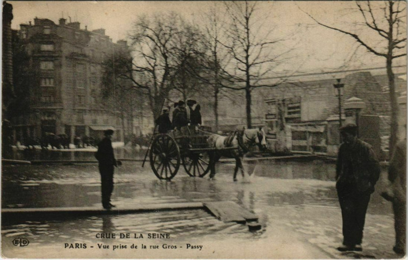 Carte postale ancienne Crue de la Seine - Vue prise de la rue Gros - Passy à Paris 16e