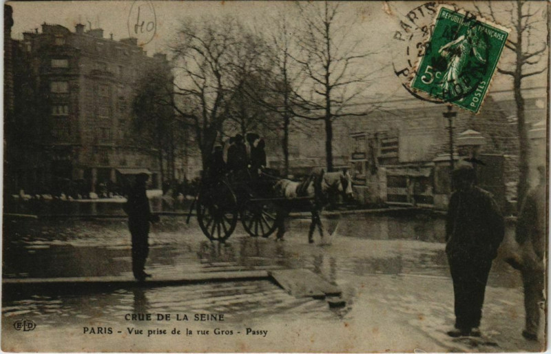 Carte postale ancienne Crue de la Seine - Vue prise de la rue Gros - Passy à Paris 16e