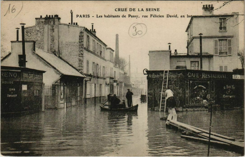 Carte postale ancienne Crue de la Seine - Les habitants de Passy, rue Félicien David, en bateau à Paris 16e