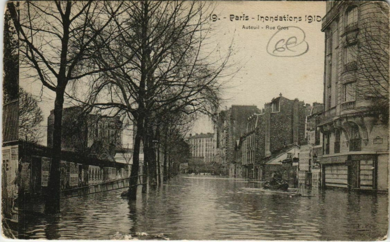Carte postale ancienne Inondations 1910 - Auteuil - Rue Gros à Paris 16e