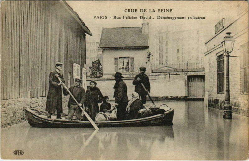 Carte postale ancienne Crue de la Seine - Rue Félicien David - Déménagement en bateau à Paris 16e