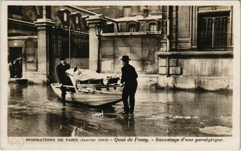 Carte postale ancienne Inondations de Paris (Janvier 1910) - Quai de Passy - Sauvetage d'une paralytique à Paris 16e