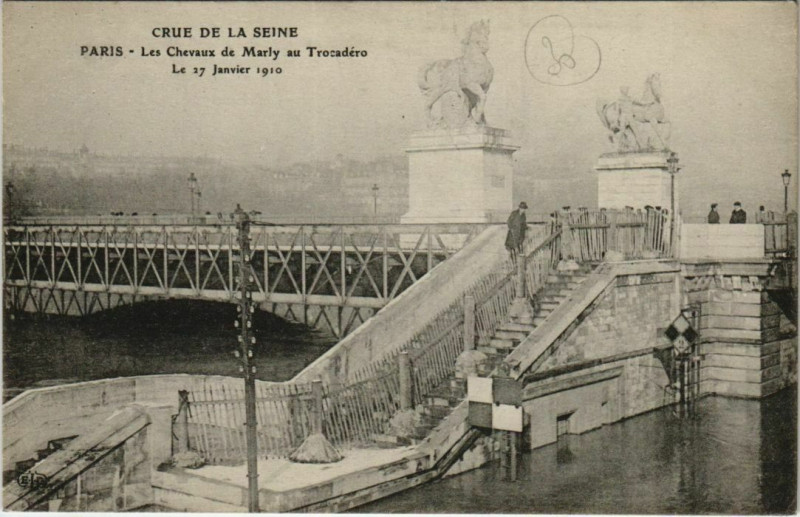 Carte postale ancienne Crue de la Seine - Les Chevaux de Marly au Trocadéro à Paris 16e