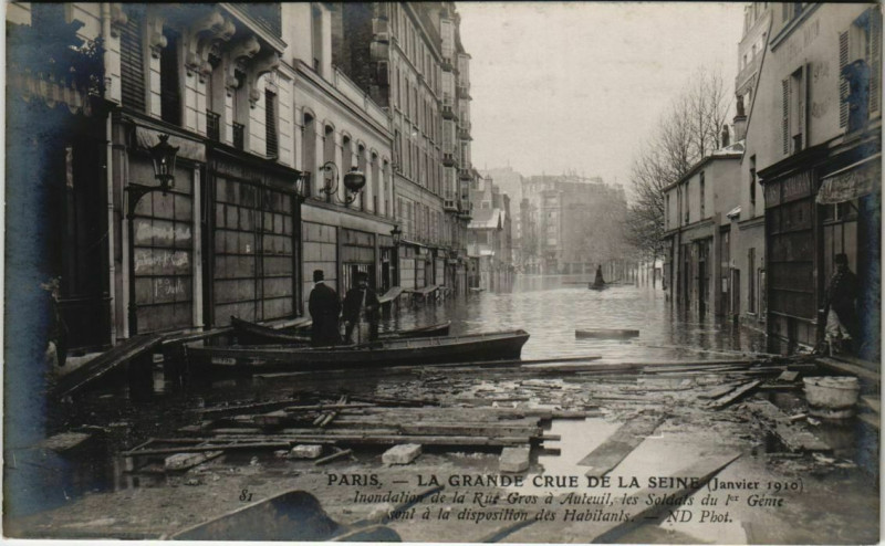 Carte postale ancienne La Grande Crue de la Seine - Inondation de la Rue Gros à Auteuil à Paris 16e