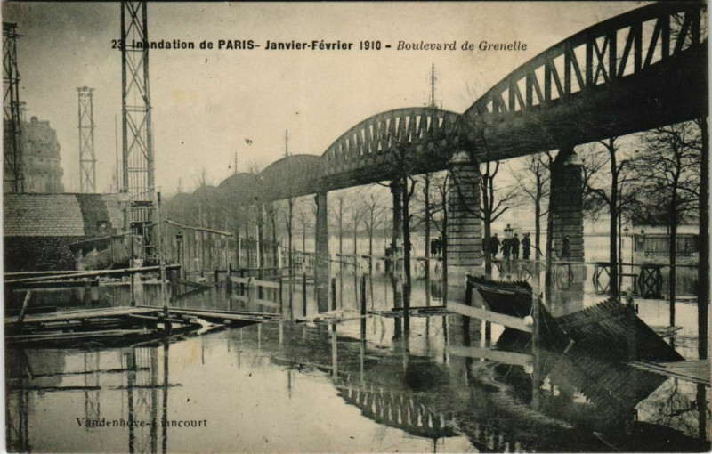 Carte postale ancienne Inondation de Paris - Janvier-Février 1910 - Boulevard de Grenelle à Paris 15e
