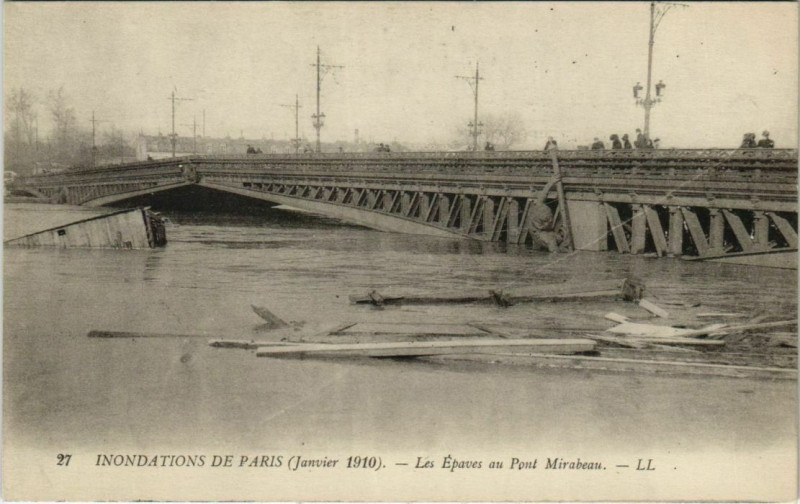 Carte postale ancienne Inondations de Paris (Janvier 1910) - Les Epaves au Pont Mirabeau à Paris 15e