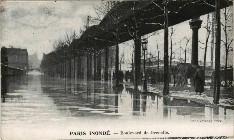 Carte postale ancienne Paris inondé - Boulevard de Grenelle à Paris 15e