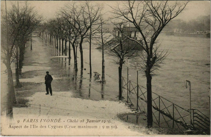 Carte postale ancienne Paris Inondé - Cliché 28 Janvier 1910 - Aspect de l'Ile des Cygnes à Paris 15e