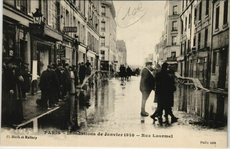 Carte postale ancienne Inondations de Janvier 1910 - Rue Lourmel à Paris 15e