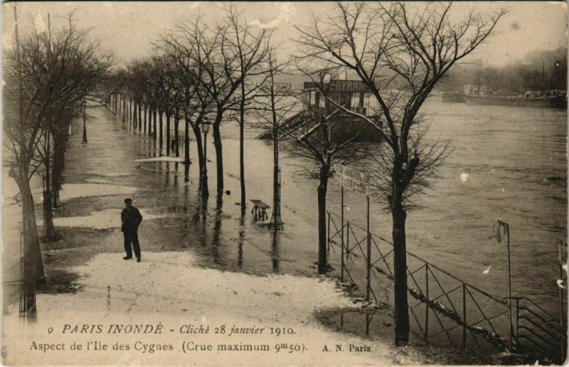 Carte postale ancienne Paris Inondé - Cliché 28 Janvier 1910 - Aspect de l'Ile des Cygnes à Paris 15e