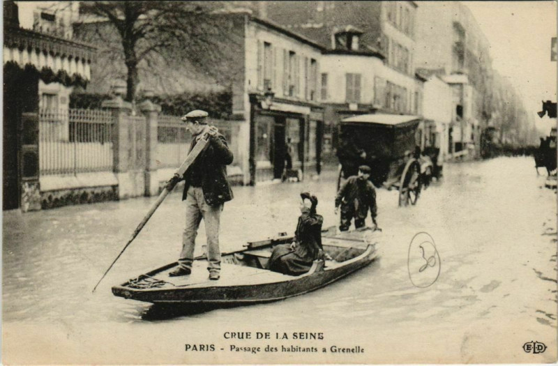 Carte postale ancienne Crue de la Seine - Passage des habitants à Grenelle à Paris 15e