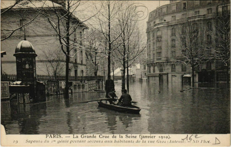 Carte postale ancienne La Grande Crue de la Seine (janvier 1910) - Sapeurs du 1er Génie portant secours aux habitants de la rue Gros à Paris 16e