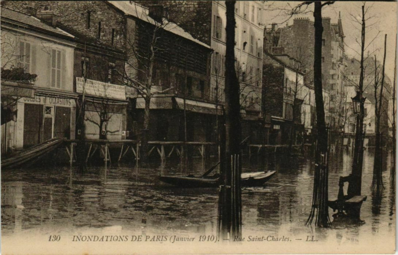 Carte postale ancienne Inondations de Paris (Janvier 1910) - Rue Saint-Charles à Paris 15e