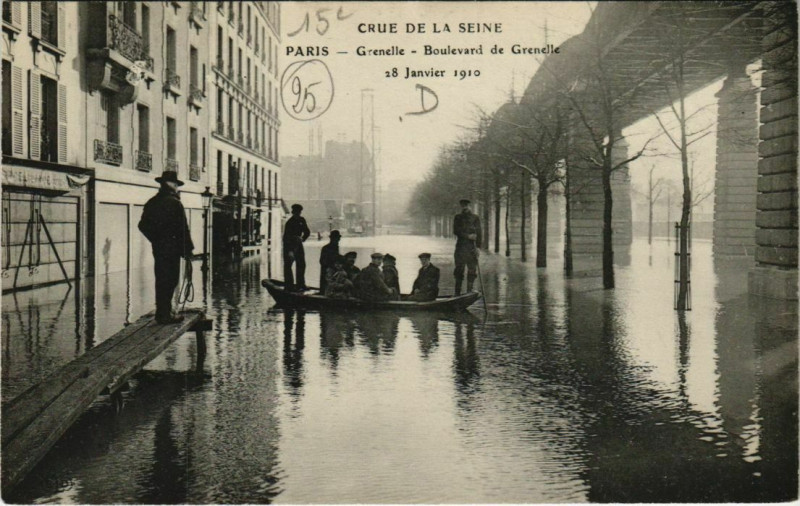 Carte postale ancienne Crue de la Seine - Grenelle - Boulevard de Grenelle 28 janvier 1910 à Paris 15e