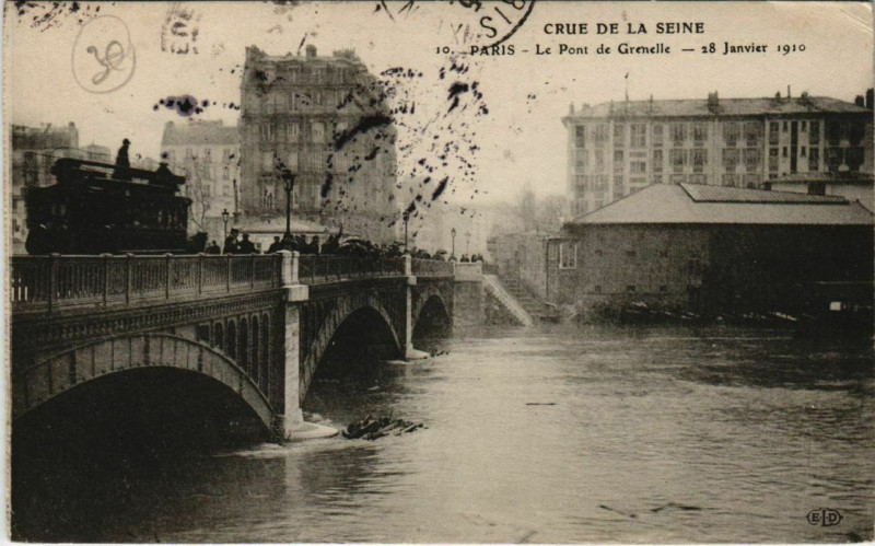 Carte postale ancienne Crue de la Seine - Le Pont de Grenelle - 28 Janvier 1910 à Paris 15e