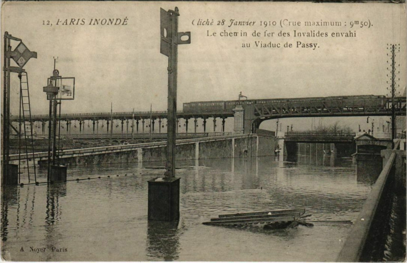 Carte postale ancienne Paris inondé - Cliché 28 Janvier 1910 -  Le chemin de fer des Invalides envahi au Viaduc de Passy. à Paris 15e