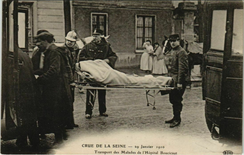 Carte postale ancienne Crue de la Seine - 29 Janvier 1910 - Transport des Malades de l'Hôpital Boucicaut à Paris 15e