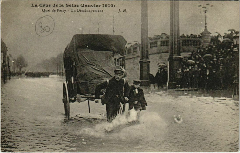 Carte postale ancienne La Crue de la Seine (Janvier 1910) - Quai de Passy - Un Déménagement à Paris 16e