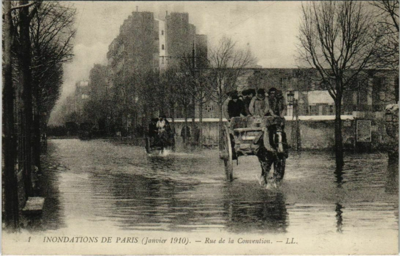 Carte postale ancienne Inondations de Janvier 1910 - Rue de la Convention à Paris 15e