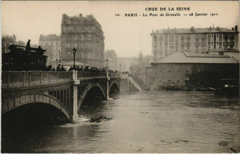 Carte postale ancienne Crue de la Seine - Le Pont de Grenelle - 28 Janvier 1910 à Paris 15e