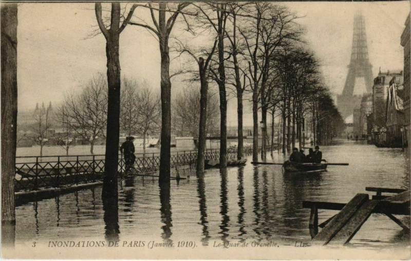 Carte postale ancienne Inondations de Paris (Janvier 1910) - Le Quai de Grenelle à Paris 15e