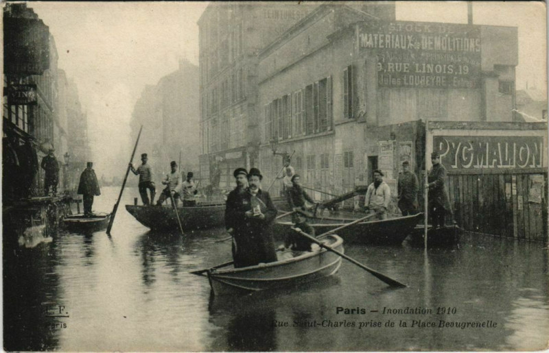 Carte postale ancienne Inondations 1910 - Rue Saint-Charles prise de la Place Beaugrenelle à Paris 15e
