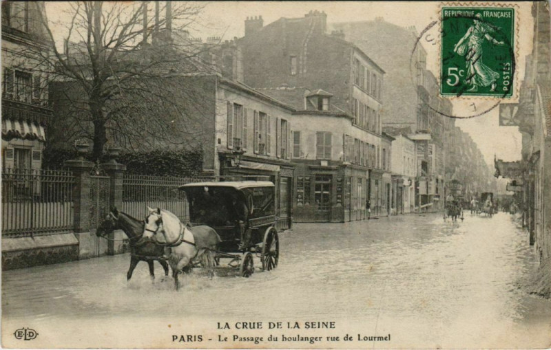 Carte postale ancienne La Crue de la Seine - La Passage du boulanger rue de Lourmel à Paris 15e