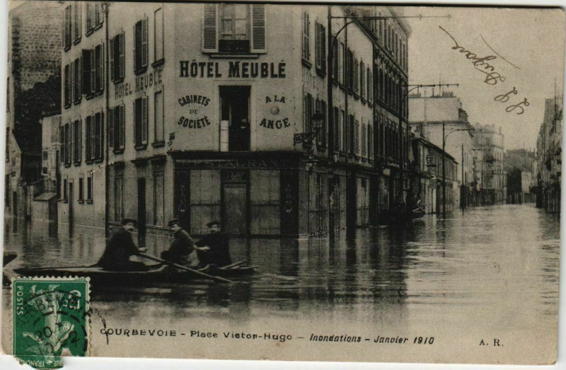 Carte postale ancienne Place Victor Hugo à Courbevoie