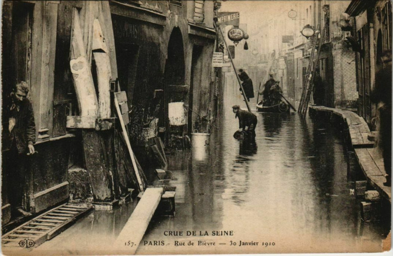 Carte postale ancienne Paris 5e - Rue de Bièvre à Paris 5e