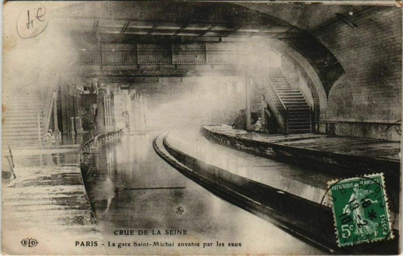 Carte postale ancienne Paris 5e - La gare Saint-Michel envahie par les eaux à Paris