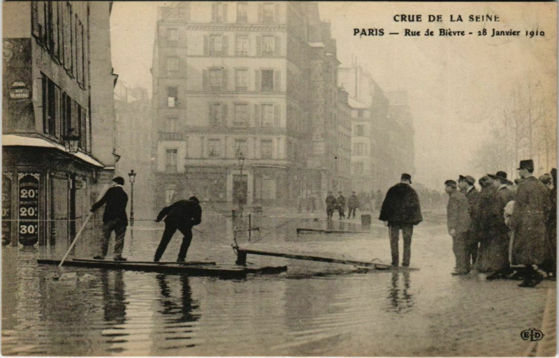 Carte postale ancienne Paris 5e - Rue de Bièvre à Paris 5e