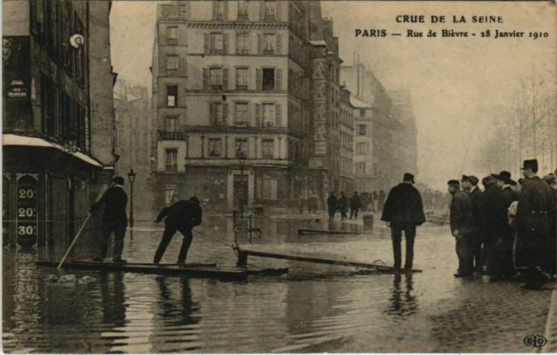 Carte postale ancienne Paris 5e - Rue de Bièvre à Paris 5e