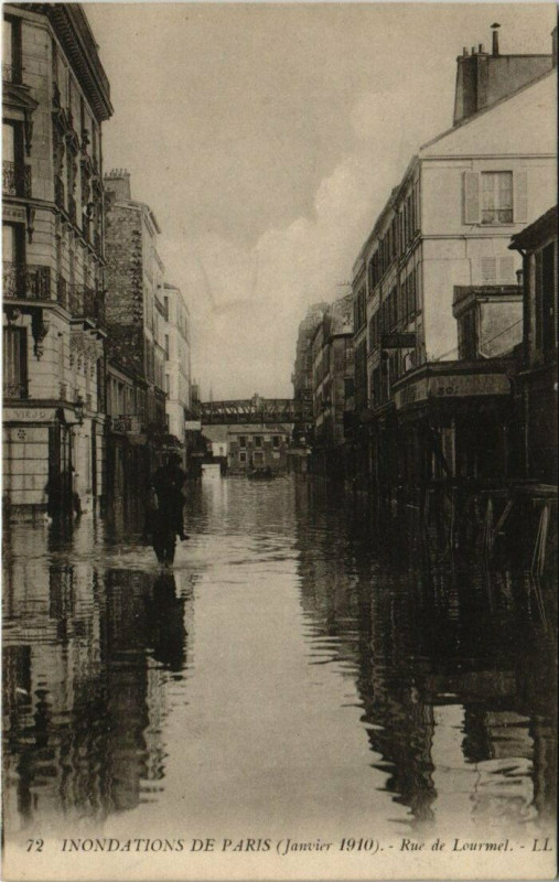 Carte postale ancienne Inondations de Paris (Janvier 1910) - Rue de Lourmel à Paris 15e