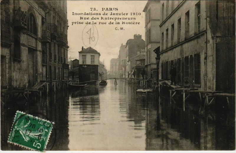 Carte postale ancienne Inondations de Janvier 1910 - Rue des Entrepreneurs prise de la rue de la Rosière à Paris 15e