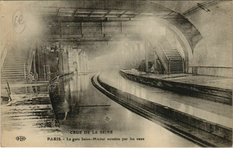 Carte postale ancienne Paris 5e - La gare Saint-Michel envahie par les eaux à Paris